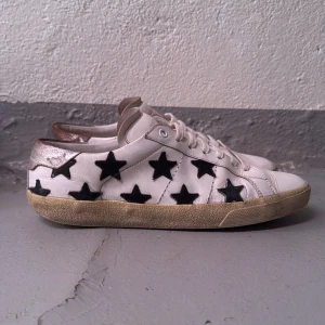 Saint Laurent sneakers - Säljer ni dessa unika sneakers från Saint Laurent dom är i hyfsat bra skick och är i storlek 41 men passar upp till 42,5 