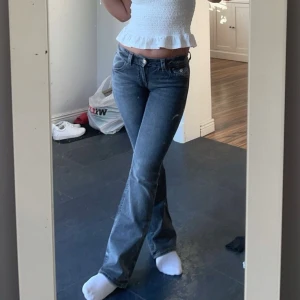 Blå bootcut jeans från Levis - Snygga blå jeans från Levis med klassisk bootcut-passform. Jeansen har låg midja och raka ben som blir lite utsvängda nertill. Perfekta till sneakers eller boots och tillverkade i slitstarkt denimtyg.