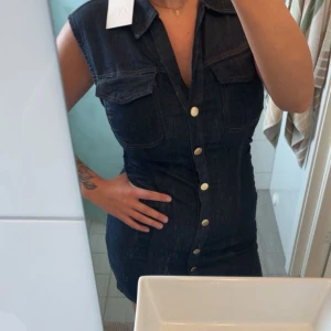 Marinblå jeansklänning från ZARA - Sitter fint intill kroppen