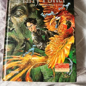 Harry Potter och Hemligheternas kammare - Följ med Harry Potter på hans andra år på Hogwarts! Magiska äventyr, mystiska varelser och spännande utmaningar väntar. Perfekt för dig som älskar fantasy, magi och berättelser som tar dig till en annan värld.