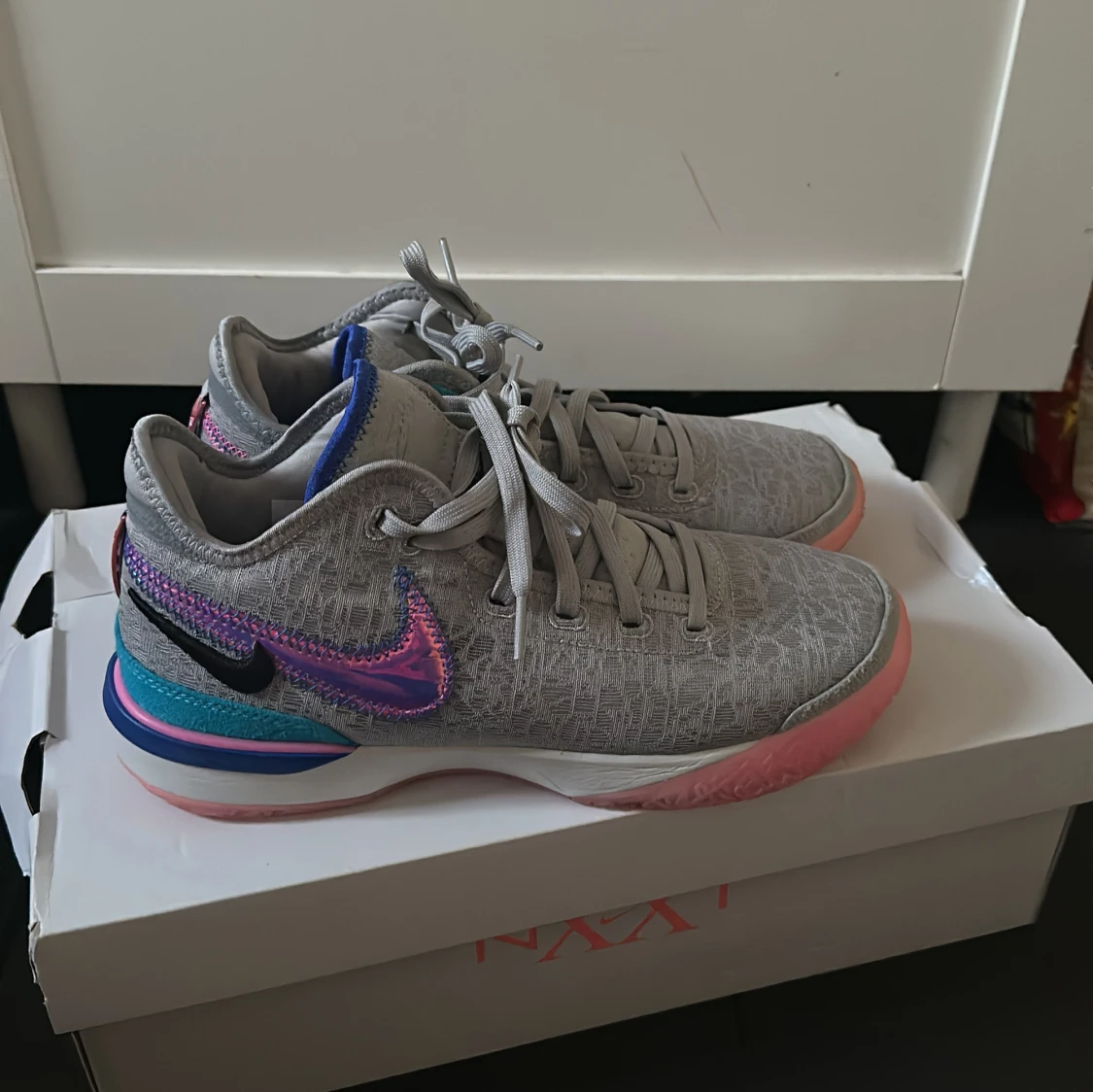 Grå Nike sneakers med färgglada detaljer - 1