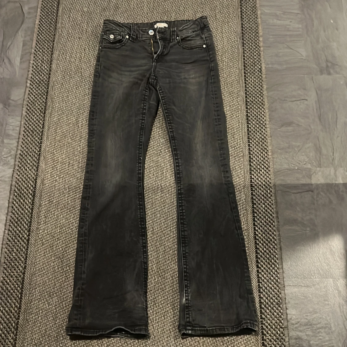 Svarta bootcut jeans med fickdetaljer - 2