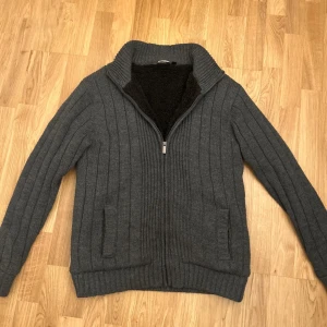 Stickad cardigan - Riktigt snygg stickad cardigan som är perfekt inför hösten samt vintern, i storlek L.