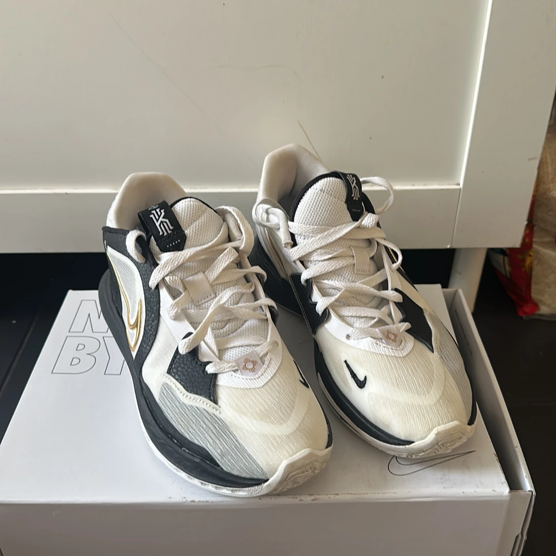 Nike sneakers i vitt och svart med guld