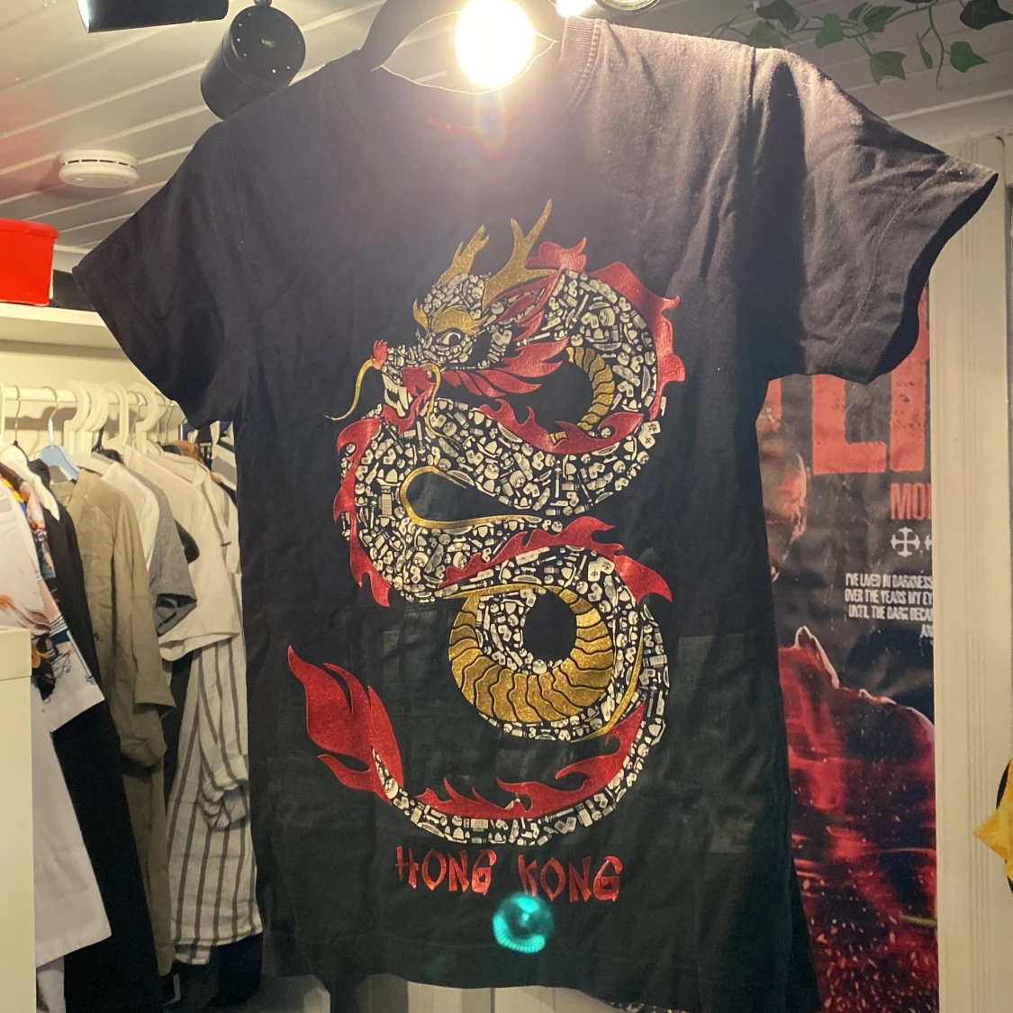 Svart t-shirt med draktryck Hong Kong - 3