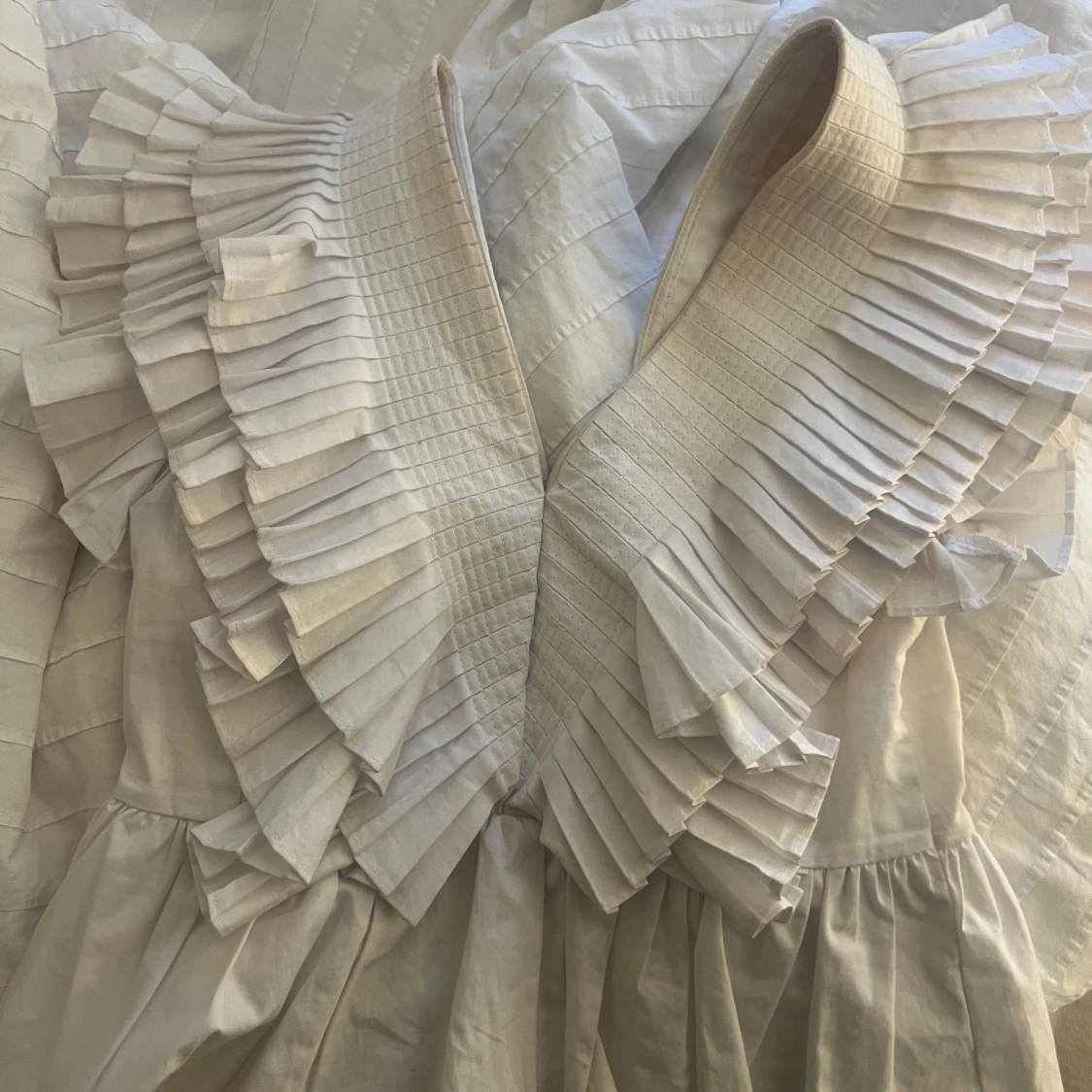 Vit blus med volangkrage - 2