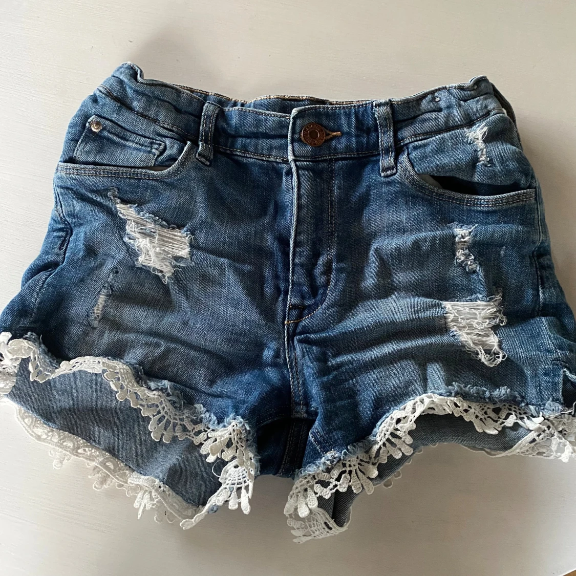 Blå jeansshorts med spets 