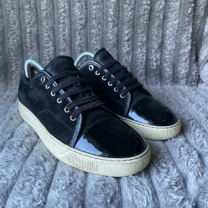 Lanvin skor  - Säljer riktigt najs lanvin skor d what används mycket men fortfarande i skit bra skick skulle säga de är 7-7.5/10 de är 42-41storlek 