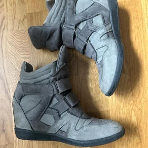 wedge sneakers - Jättefina wedge sneakers som tyvärr inte används! strl. 39 obs ej äkta men fortfarande jättebra skick!