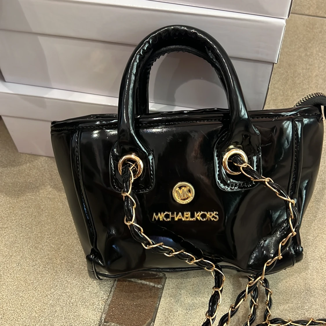 Svarta glansiga väskan  - 1