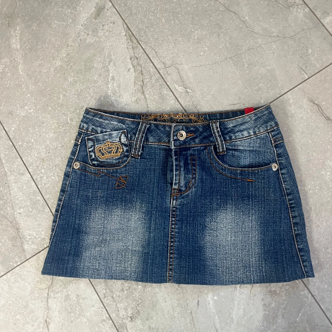 Blå jeanskjol med guldbroderi - 1