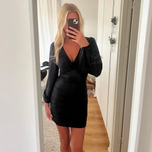 Svart sidenklänning - Säljer denna supersnygga svarta sidenklänning från Nelly💗 Använd endast en gång så i är i superfint skick! Är i storlek XS och passar XS-S, skriv vid funderingar 💫