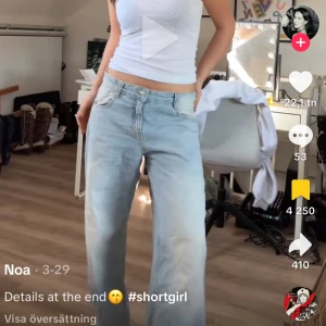 Blå baggy jeans  - Säljer ett par ljusblå jeans med låg midja och wide fit. De har klassisk femficksdesign och en avslappnad passform som ger en cool och trendig vibe. Perfekta för dig som gillar en loose och bekväm stil. Använda fåtal gånger. 