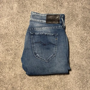 Replay jeans - Säljer nu dessa snygga replay jeansen, jeansen är i helt nytt skick👍 då de aldrig används✅ Storlek 26 men passar dig som har 26-28👍 (Sista bilderna:Måtten📏!) De har även väldigt snygga slitningar. (Hör gärna av dig vid frågor)