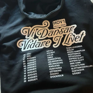 Svart Hov1 hoodie med turnétryck - Svart hoodie från Hov1 med broderad krona på bröstet och stort turnétryck på ryggen. Storlek S. Köpt på sista spelningen, Gärdet. Som ny.🎉💐🩷