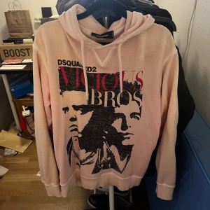 Ljusrosa hoodie från Dsquared2 - Säljer en riktigt fet hoodie från Dsquared2. Skicka typ 8,5/10 använd men inga defekter mer än att dsquared2 lappen sitter lite löst. Sjävklart äkta. Skriv vid frågor eller liknande!