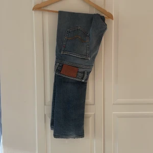  Replay jeans - Säljer nu ett par riktigt snygga jeans från replay de har storleken 30W 32L, de har en snygg tvätt och lite slitningar vid fickorna o h längst ner på byxan, hör av dig vid intresse!💫✌️