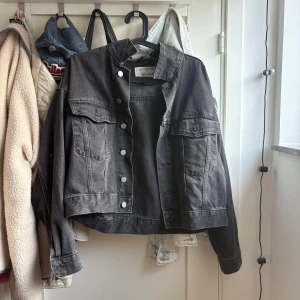 jeans jacka - svart jeans jacka❤️❤️❤️