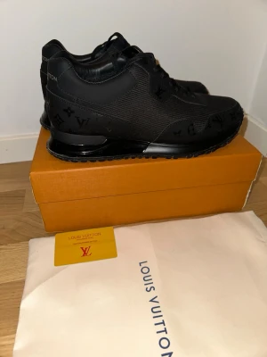 Svarta Komb co sneakers Louis Vuitton - Säljer ett par svarta Louis Vuitton då jag inte längre har användning för dem eftersom jag har köpt nya skor. Skorna är endast använda 2 gånger och är i mycket fint skick – som nya. Kommer med originalkartong. Storlek 44 men kan passa 43 också. Köpta för 3500 kr.