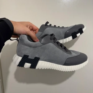 Grå sneakers  - Condition 9.5/10 . Wore them 2 times .  