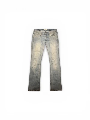  Acne jeans - Säljer ett par ljusblå jeans från Acne med klassisk femficksmodell och raka ben. har en snygg tvättad look och är tillverkade i slitstarkt denim. Perfekta för dig som gillar en enkel och clean stil.