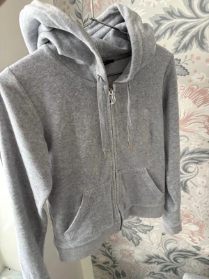 Juicy  couture - Säljer mitt juicy couture då den inte kommer till användning längre har använt den max 7gånger lämna ett rimligt bud så får vi ses om jag godkänner det, tröja byxor är  i storlek S 