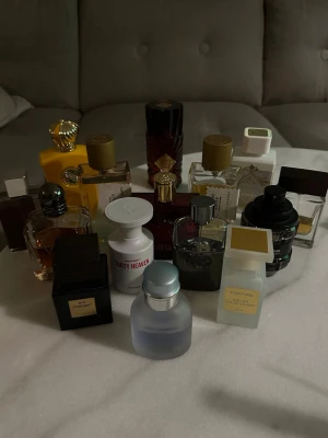 Säljer sample av olika parfymer, 1/2/3/5/10 ml finns  - Samling av trendiga och lyxiga parfymer från märken som Tom Ford, Versace, Borntostandout och Goldfield & Banks. Perfekt för dig som vill testa olika dofter och hitta din nya favorit. Pris varierar på parfym samt storlek så bara hör av er om ni har frågar. Jag garanterar att alla parfymer är original och köpta från antingen märket själva eller från legit återförsäljare så som Kicks och NK 