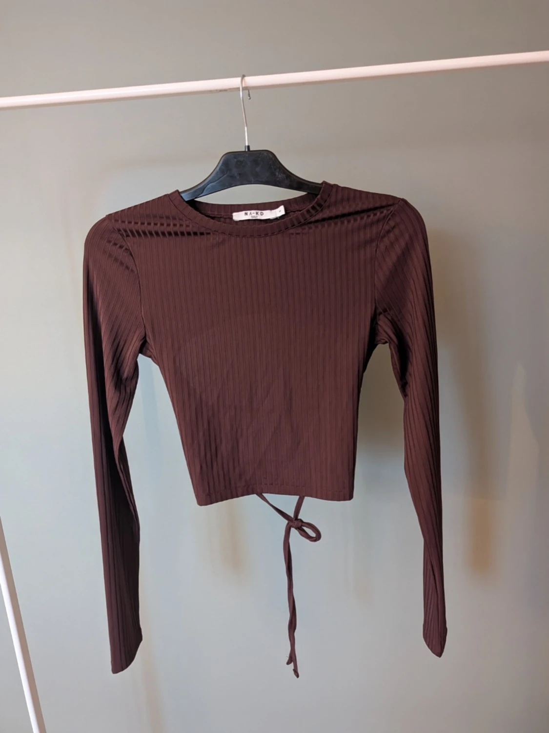 Brun ribbad långärmad topp NA-KD