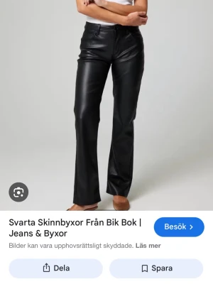 Svarta skinnbyxor från Bik Bok - Säljer ett par svarta skinnbyxor från Bik Bok med raka ben och klassisk passform. Byxorna har låg midja, andvända förtal gånger pågrund av att det är lite korta på mig. Jag är (172 cm )