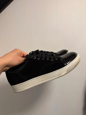 Lanvin captoes svarta skor - Säljer ett par svarta Lanvin captoes i sjukt bra skick! Captoen är glänsig och fin. Dustbags + extra snören + låda följer med! Storlek 8 UK