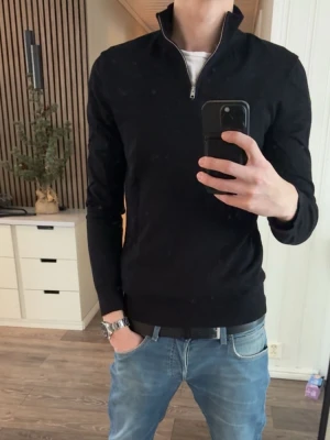 Svart långärmad tröja med half zip - Half zip från H&M knappt använd, nyskick