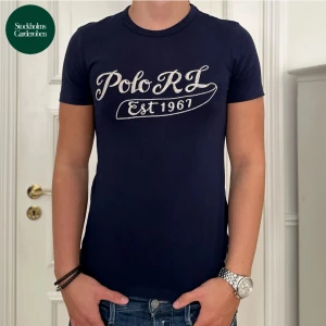 T-shirt Ralph Lauren - T-Shirt från Polo Ralph Lauren | Storlek: S - Skicket på t-shirten är som nytt, utan defekter - Vårat pris: 375kr - Nypris: 699kr - Modellen är 184cm och väger 70kg.