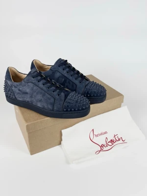Christian Louboutin skor - | Säljer ett par Christian Louboutin Louis Junior Spikes sneakers i riktigt bra använt skick | Storlek: 43 | Box & dustbag ingår | Hör av dig vid frågor eller funderingar