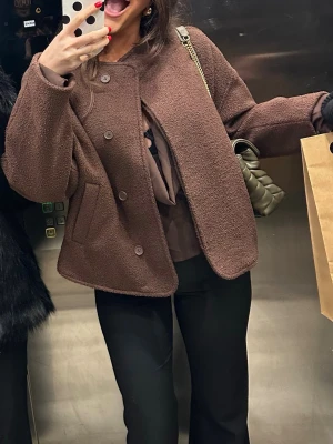 Nelly brun kappa - Så fin brun kappa ifrån Nelly, storlek M passar S-L beroende på hur man vill att den ska sitta 🥰