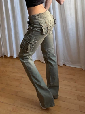 Lågmidjade cargopants - Midjemått: 39 Innerbenslängd: 89  Jag är 165cm⭐️