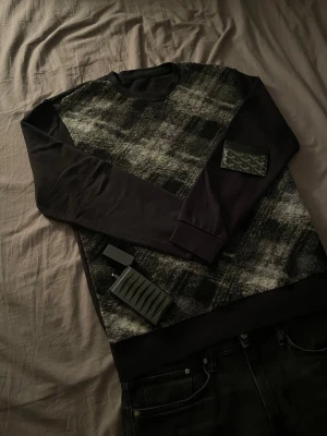 Zara tröja - Snygg svart tröja från zara i fint skick. Lappar finns ej kvar. Storlek S. priset kan diskuteras.