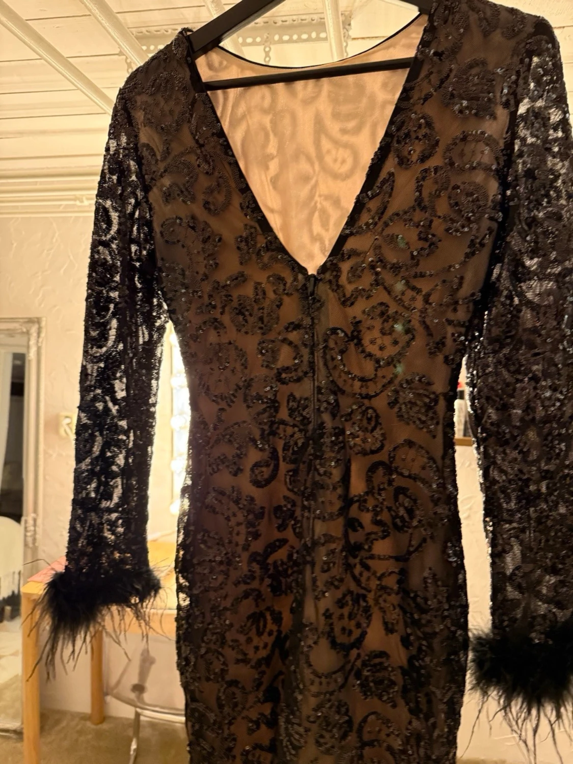 Svart glittrig kortklänning med fjädrar - 1