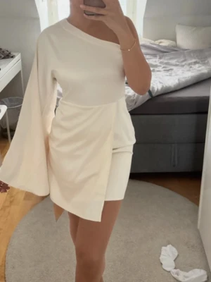 Studentklänning - Säljer min studentklänning i satin. Fungerar lika bra som en vanlig klänning till annat tillfälle🤍bara använd en gång. 