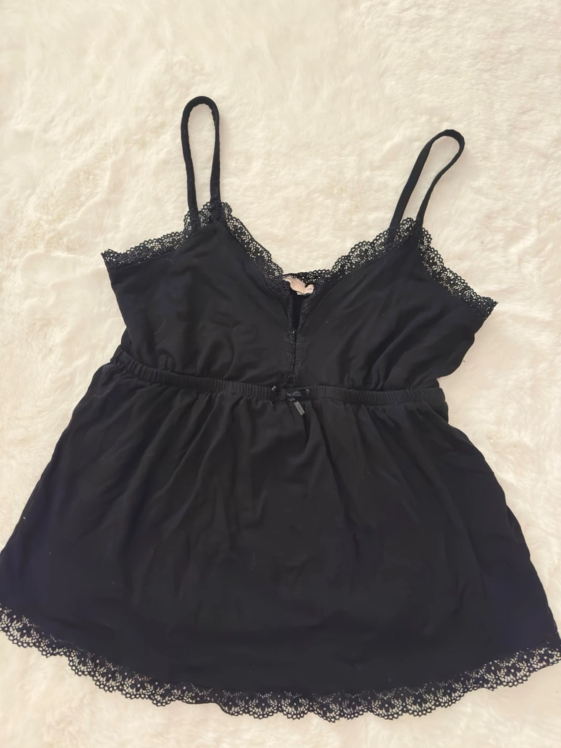 Svart spetsdetaljerad linnetopp