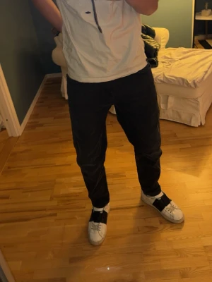 Replay svarta jeans - Säljer ett par svarta Replay jeans, nyskick bvsa, mått står på sista bilderna mvh!