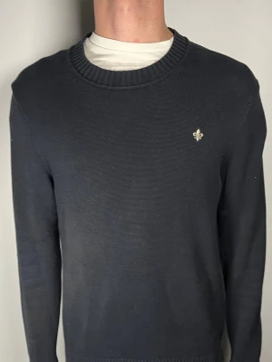 Morris tröja - Säljer en riktigt snygg och trendig Morris tröja i fint skick, storlek M, vid frågor är det bara att skriva //Gramenti