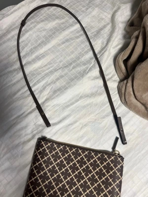 Marlene Birger väska - Super söt clutch från Marlene Birger! Funkar perfekt till precis allting inte haft så länge så väldigt bra kvalité.💝