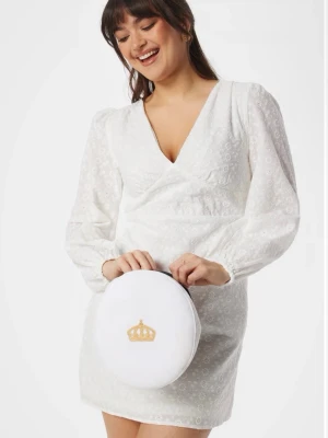 Vit studentklänning från VILA - Superfin vit kortklänning från VILA med broderade blommor, omlott-v-ringning och långa ärmar. Jätte fin för studenten!