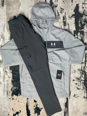 Under Armour tracksuit.  - Finns i storlekar! Hör av dig för att få rätt storlek!