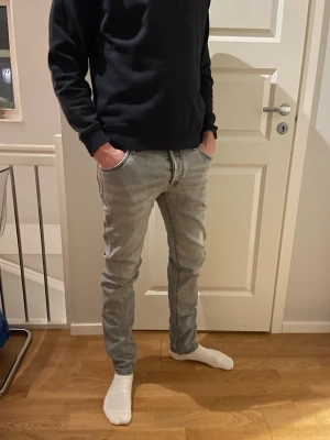 Jacob Cohen 622 - Jacob 622  Size 34 Mycket bra skick  Modellen är 184cm väger 77kg, Liten skada vid skrevet inget som syns när jeansen är på
