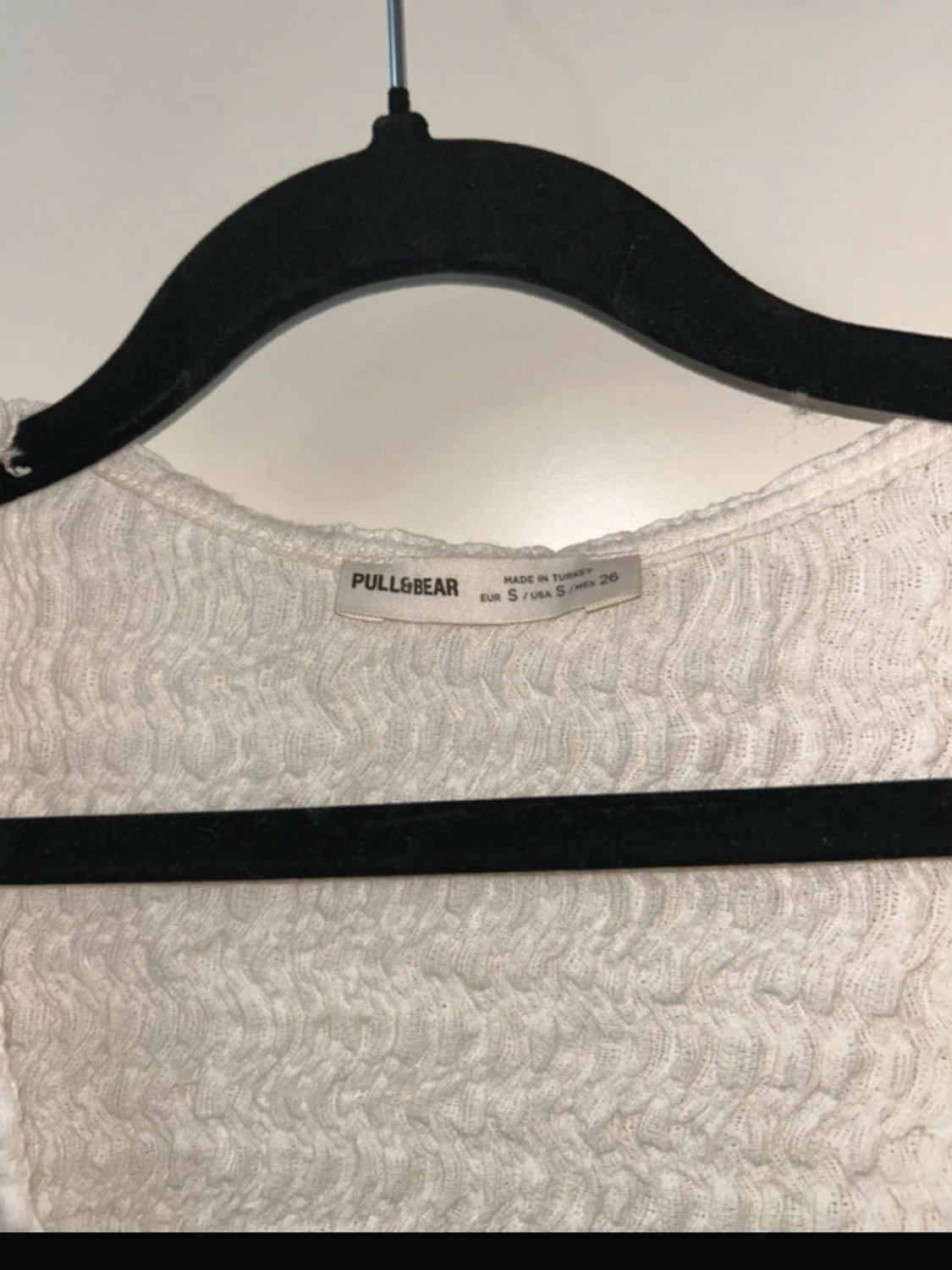 Vit blus med volanger  - 3