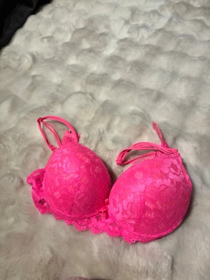 Rosa bh - Säljer en helt ny rosa bh i storlek 75b, den är endast testad 🥰pris kan diskuteras