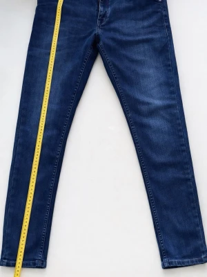 Mörkblå skinny jeans - Snygga mörkblå jeans med skinny fit och klassisk femficksdesign. Jeansen har en lätt tvättad look och är tillverkade i stretchigt jeansmaterial för en bekväm passform. Perfekta för dig som gillar en smal siluett och stilren vibe.