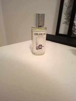 LEBLANC 24.0 Extrait de Parfum - Trendig och stilren parfym med modern design. Flaskan har en minimalistisk etikett och texten 'one bold chemin'. Perfekt för dig som vill sticka ut med något unikt. 