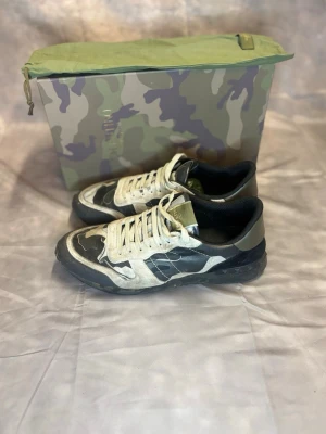 Valentino Rockrunners | Size 44 - Säljer dessa otroligt feta valentino Rockrunners skorna | Size 44 | skicket är väldigt väldigt bra, förutom att de är lite smutsiga. Box, Dustbag snören medföljer så du kan enkelt byta snören! Skriv vid minsta lilla intresse ⭐️